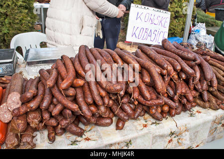 Des saucisses de cheval fumé et séché debout sur la table pour la vente. Banque D'Images