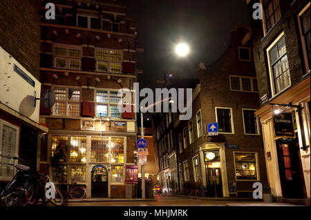 AMSTERDAM, Pays-Bas - 12ème de mars 2012 : Belle petite maison traditionnelle d'Amsterdam par nuit l'arrière-plan. 12 mars, 2012. Amsterdam, Pays-Bas Banque D'Images