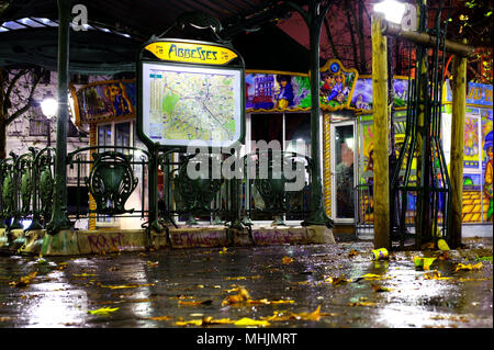 PARIS, FRANCE - 12 octobre 2012 : la station de métro Abbesses par nuit dans la pluie. Octobre 12th, 2012. Paris, France. Banque D'Images
