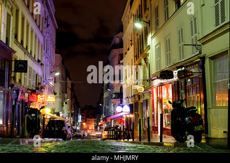 PARIS, FRANCE - 12 octobre 2012 : les magasins et bâtiments historiques sur Montmartre de nuit. Octobre 12th, 2012. Paris, France. Banque D'Images