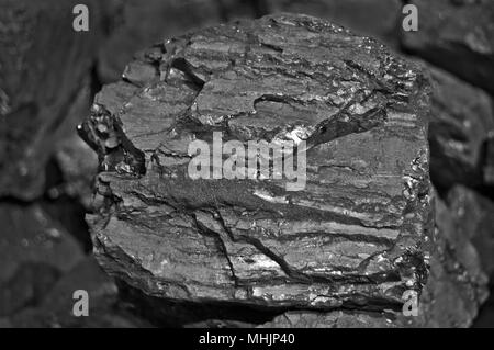 Tas de charbon. Un rocher de près de charbon charbon noir sur l'arrière-plan. Place pour le texte. L'espace de copie de haute qualité.Le charbon extrait dans Kuznetzk bassin. Bassin de charbon.Kouzbass, en Sibérie occidentale, Russie Banque D'Images
