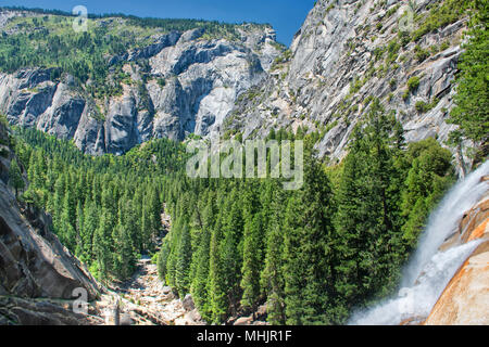 Vue d'été ensoleillé Yosemite falls Banque D'Images