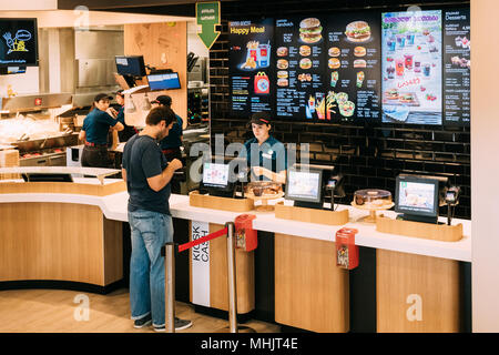 Kutaisi, Géorgie - 10 septembre 2017 : De l'intérieur d'un restaurant Mcdonald's. Mcdonald's Corporation est plus importante chaîne de restauration rapide Hamburger Restau Banque D'Images