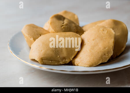 Un Helvasi, Helva Halva ou à base de farine, de beurre et de lait. Dessert traditionnel. Banque D'Images