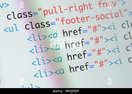 Du vrai code Html l'élaboration d'écran. Flux de travail programmation algorithme abstrait concept. Lignes de code HTML visible. Banque D'Images