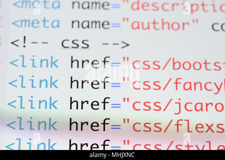Du vrai code Html l'élaboration d'écran. Flux de travail programmation algorithme abstrait concept. Lignes de code HTML visible. Banque D'Images