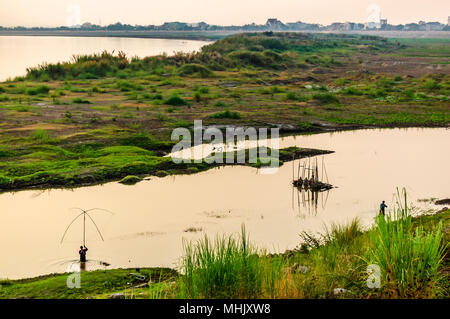 Vientiane, Laos - Mars 15, 2013 : le pêcheur local avec des filets dans la rivière du Mékong, Vientiane, Laos Banque D'Images