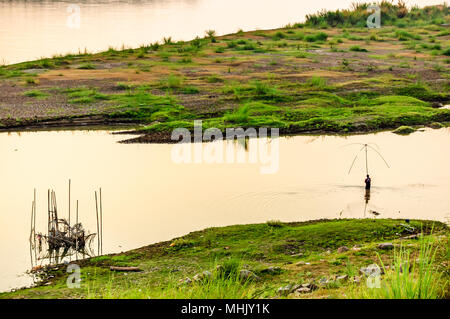 Vientiane, Laos - Mars 15, 2013 : le pêcheur local avec des filets dans la rivière du Mékong, Vientiane, Laos Banque D'Images