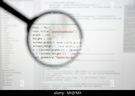 Du vrai code Python Développement d'écran. Flux de travail programmation algorithme abstrait concept. Lignes de code Python visibles à la loupe. Banque D'Images