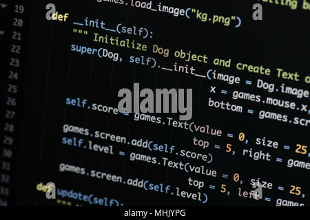 Du vrai code Python Développement d'écran. Flux de travail programmation algorithme abstrait concept. Lignes de code Python visibles à la loupe. Banque D'Images