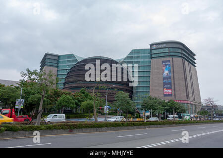 Core Pacific Living Mall, ville située à Songshan District, Taipei, Taiwan. Les voitures qui circulent sur l'asphalte bordée d'arbres de l'île de trafic Banque D'Images