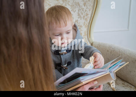 La mère et son bébé à la photobook Banque D'Images