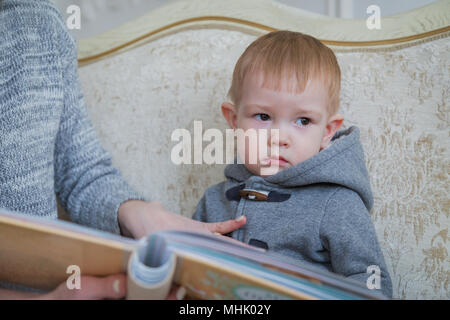 La mère et son bébé à la photobook Banque D'Images