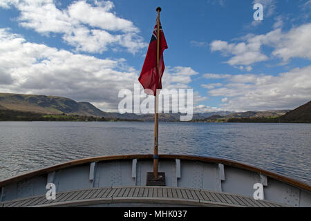 Vue sur Ullswater dans le Parc National de Lake District en Angleterre, de l'arrière d'un bateau de plaisance. Banque D'Images