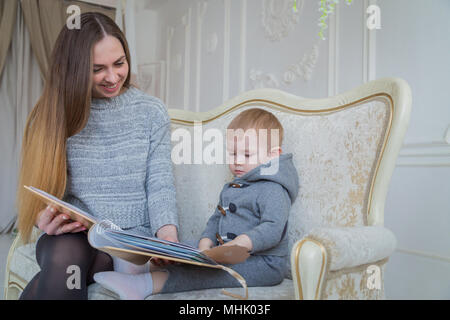 La mère et son bébé à la photobook Banque D'Images