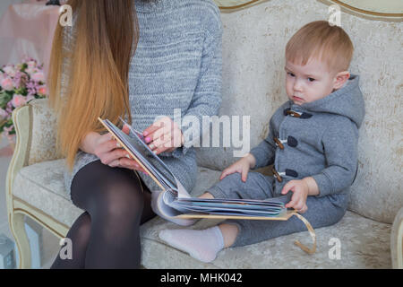 La mère et son bébé à la photobook Banque D'Images