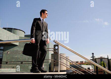 Un jeune businessman holding a briefcase Banque D'Images