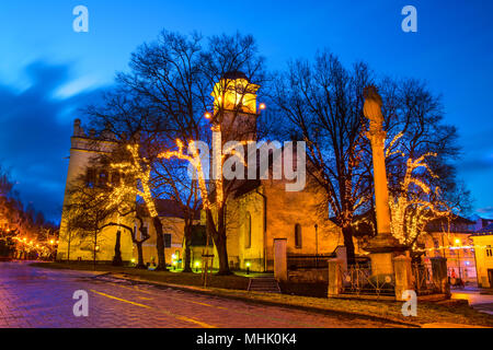 POPRAD, Slovaquie - 08 janvier 2018 - rue Saint Egidius de nuit avec les décorations de Noël et des lumières, Poprad, Slovaquie, Europe. Banque D'Images