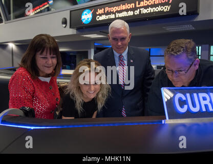 Le Vice-président américain Mike Pence, centre, femme Karen Pence et sa fille Charlotte sont montré comment envoyer une commande à la curiosité rover sur Mars par la Mission ACE Walt Hoffman, droite, au cours d'une visite de la NASA Jet Propulsion Laboratory, 28 avril 2018 à Pasadena, en Californie. Banque D'Images