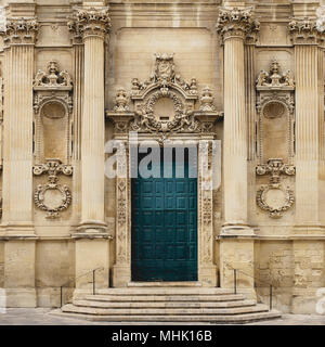 Lecce (Italie), août 2017. Vue sur le portail et une partie de la façade de l'église de Santa Chiara. Format carré. Banque D'Images