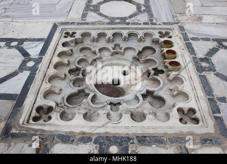 L'Impluvium, ou l'eau de pluie collecteur, dans le centre de la cour de la grande mosquée de Kairouan, Tunisie Banque D'Images