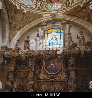 Lecce (Italie), août 2017. Détail de l'intérieur de la cathédrale de Santa Maria Assunta. Format carré. Banque D'Images