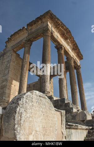 Vue sur le capitol dans la ville romaine de Dougga, l'une des villes les mieux préservées de l'Afrique romaine. Banque D'Images