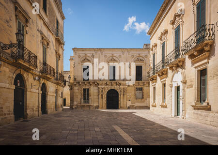 Lecce (Italie), août 2017. Vue de la façade baroque du Palais Falconieri avec la place voisine. Le format paysage. Banque D'Images