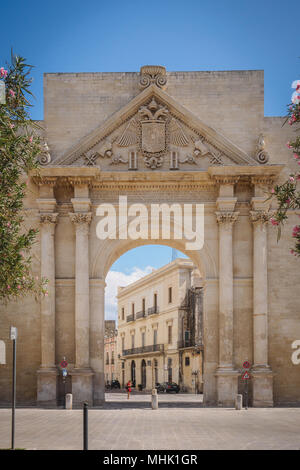 Lecce (Italie), août 2017. Porta Napoli. Le format Portrait. Banque D'Images
