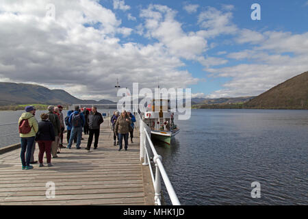 Les passagers en attente de la MV Raven, un bateau à vapeur Ullswater dans le Parc National de Lake District en Angleterre, sur la jetée de Pooley Bridge. Banque D'Images