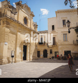 Lecce (Italie), août 2017. Vue de la façade de l'église de San Niccolò dei Greci (également connu sous le nom de Église grecque) et la place voisine. Banque D'Images