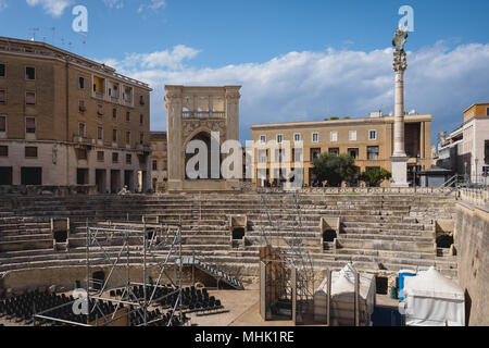 Lecce (Italie), août 2017. Vue sur la Piazza Sant'Oronzo avec la colonne et Sedile (Siège en anglais) du Saint Patron et l'Anphitheater romain. Banque D'Images