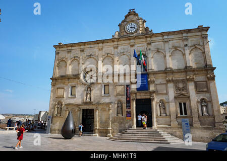 Matera (Italie), septembre 2017. Palazzo Lanfranchi, accueil de l'Art ancien et contemporain Musée de la Basilicate, avec la sculpture en forme de goutte. Banque D'Images