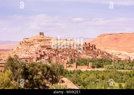 Vue spectaculaire sur la rue Kasr d'Aït-Ben-Haddou, site du patrimoine mondial de l'UNESCO Banque D'Images