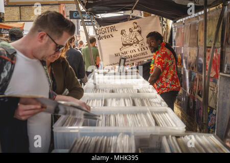 Londres (Royaume-Uni), septembre 2017. Vinyl records en vente sur un étal au marché de Greenwich. Le format paysage. Banque D'Images