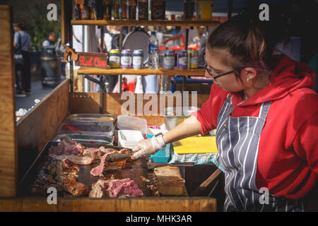 Londres (Royaume-Uni), septembre 2017. Steak rôti préparé à la portugaise de street food à Greenwich Market. Le format paysage. Banque D'Images