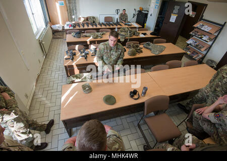 Le sergent de l'armée américaine. William Buttner, affecté à la Compagnie Bravo, Forces alliées Nord bataillon, décrit la M4 carbine de forces multinationales au Royaume-Uni au cours d'un événement de formation sur la base aérienne de Chièvres, Belgique, le 16 mars 2018. (U.S. Army Banque D'Images