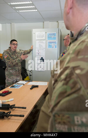 Le sergent de l'armée américaine. Paul Cardona, un armurier affecté à la Compagnie Bravo, les Forces alliées du bataillon du Nord, enseigne M9 fondements pistolet en tant que membres de la forces britanniques et américains s'entraînent avec leurs homologues d'armes pendant un événement de formation multinationale sur la base aérienne de Chièvres, Belgique, le 16 mars 2018. (U.S. Army Banque D'Images