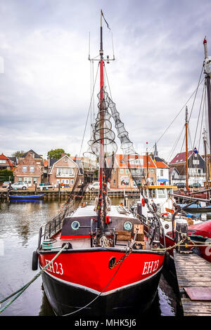Un bateau de pêche traditionnel amarré à quai dans le port du village d'icturesque Urk le long de l'Ijsselmeer aux Pays-Bas Banque D'Images