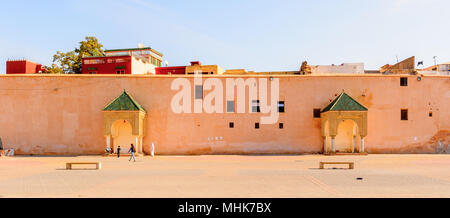 La porte Bab Mansour El Hedime et Place à Meknes, une ville au Maroc qui a été fondé au xie siècle par les Almoravides en tant qu'un règlement militaire Banque D'Images