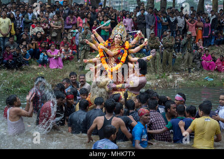 Shillong, Inde du nord-est 2012. Les hommes indiens à propos de submerger, idole de la déesse hindoue Durga puja festival pendant Banque D'Images
