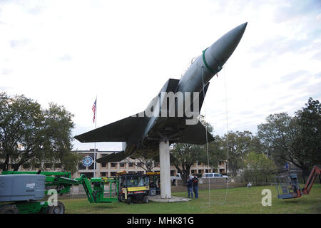 Le F-15 affiché en face de l'immeuble. 215 a été retiré de son socle et transportés par le groupe de maintenance des aéronefs 402ème à l'air complexe de logistique à repeindre, le 24 mars 2018. L'autoroute 247 de la Géorgie a été bloqué pour permettre le mouvement du jet à une installation de peinture de base. Une fois repeint, l'appareil est prévu d'être situé à côté de la Robins Airman's Memorial au Musée de l'Aviation. (U.S. Air Force Banque D'Images