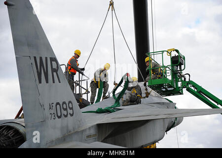 Le sergent-chef. Brandon Fitzpatrick, le sergent technique. Rodney Arzuaga, Technique Sgt. David Miller et le sergent. Kyle Brammer, entretien d'aéronefs, 402ème groupe de travail sur le dessus d'un F-15 pour la préparer pour le mouvement. Le F-15 affiché en face de l'immeuble. 215 a été retiré de son socle et transportés par le AMXG 402ème à l'air complexe de logistique à repeindre, le 24 mars 2018. L'autoroute 247 de la Géorgie a été bloqué pour permettre le mouvement du jet à une installation de peinture de base. Une fois repeint, l'appareil est prévu d'être situé à côté de la Robins Airman's Memorial au Musée de l'Aviation. (U.S. Air Force Banque D'Images