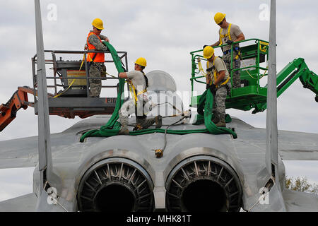 Le sergent-chef. Brandon Fitzpatrick, le sergent technique. Rodney Arzuaga, Technique Sgt. David Miller et le sergent. Kyle Brammer, entretien d'aéronefs, 402ème groupe de travail sur le dessus d'un F-15 pour la préparer pour le mouvement. Le F-15 affiché en face de l'immeuble. 215 a été retiré de son socle et transportés par le AMXG 402ème à l'air complexe de logistique à repeindre, le 24 mars 2018. L'autoroute 247 de la Géorgie a été bloqué pour permettre le mouvement du jet à une installation de peinture de base. Une fois repeint, l'appareil est prévu d'être situé à côté de la Robins Airman's Memorial au Musée de l'Aviation. (U.S. Air Force Banque D'Images