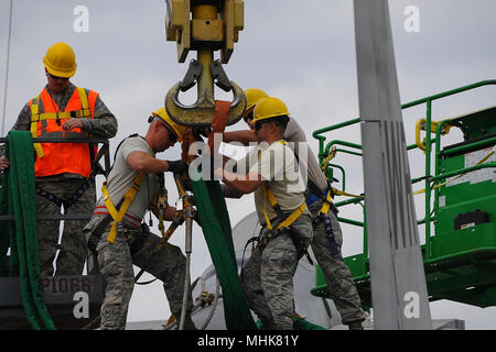 Le sergent-chef. Brandon Fitzpatrick, le sergent technique. Rodney Arzuaga, Technique Sgt. David Miller et le sergent. Kyle Brammer, entretien d'aéronefs, 402ème groupe de travail sur le dessus d'un F-15 pour la préparer pour le mouvement. Le F-15 affiché en face de l'immeuble. 215 a été retiré de son socle et transportés par le AMXG 402ème à l'air complexe de logistique à repeindre, le 24 mars 2018. L'autoroute 247 de la Géorgie a été bloqué pour permettre le mouvement du jet à une installation de peinture de base. Une fois repeint, l'appareil est prévu d'être situé à côté de la Robins Airman's Memorial au Musée de l'Aviation. (U.S. Air Force Banque D'Images