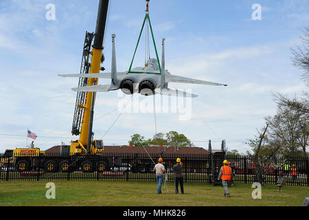 Le F-15 affiché en face de l'immeuble. 215 a été retiré de son socle et transportés par le groupe de maintenance des aéronefs 402ème à l'air complexe de logistique à repeindre, le 24 mars 2018. L'autoroute 247 de la Géorgie a été bloqué pour permettre le mouvement du jet à une installation de peinture de base. Une fois repeint, l'appareil est prévu d'être situé à côté de la Robins Airman's Memorial au Musée de l'Aviation. (U.S. Air Force Banque D'Images