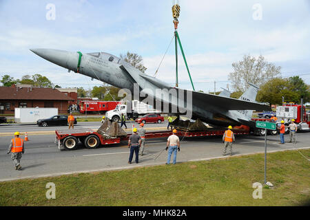 Le F-15 affiché en face de l'immeuble. 215 a été retiré de son socle et transportés par le groupe de maintenance des aéronefs 402ème à l'air complexe de logistique à repeindre, le 24 mars 2018. L'autoroute 247 de la Géorgie a été bloqué pour permettre le mouvement du jet à une installation de peinture de base. Une fois repeint, l'appareil est prévu d'être situé à côté de la Robins Airman's Memorial au Musée de l'Aviation. (U.S. Air Force Banque D'Images