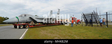 Le F-15 affiché en face de l'immeuble. 215 a été retiré de son socle et transportés par le groupe de maintenance des aéronefs 402ème à l'air complexe de logistique à repeindre, le 24 mars 2018. L'autoroute 247 de la Géorgie a été bloqué pour permettre le mouvement du jet à une installation de peinture de base. Une fois repeint, l'appareil est prévu d'être situé à côté de la Robins Airman's Memorial au Musée de l'Aviation. (U.S. Air Force Banque D'Images