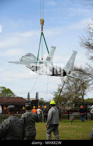 Le F-15 affiché en face de l'immeuble. 215 a été retiré de son socle et transportés par le groupe de maintenance des aéronefs 402ème à l'air complexe de logistique à repeindre, le 24 mars 2018. L'autoroute 247 de la Géorgie a été bloqué pour permettre le mouvement du jet à une installation de peinture de base. Une fois repeint, l'appareil est prévu d'être situé à côté de la Robins Airman's Memorial au Musée de l'Aviation. (U.S. Air Force Banque D'Images