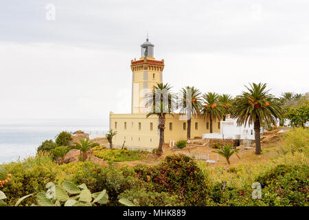 Spartel phare de Tanger, une grande ville au nord du Maroc. Elle est la capitale de la région de Tanger-Tetouan-Al Hoceima et de l'Tangier-Assilah Banque D'Images